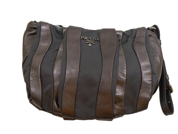 プラダ　レザーポーチ